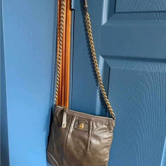 Marc Jacobs Leather Crossbody Bag with Gold Chain Strap - Army Green - Picture 3 of 4